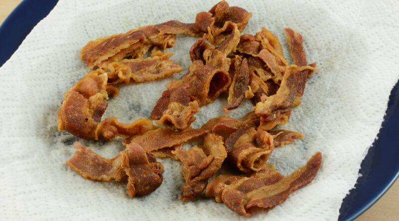 Microwaved crunchy bacon cooked